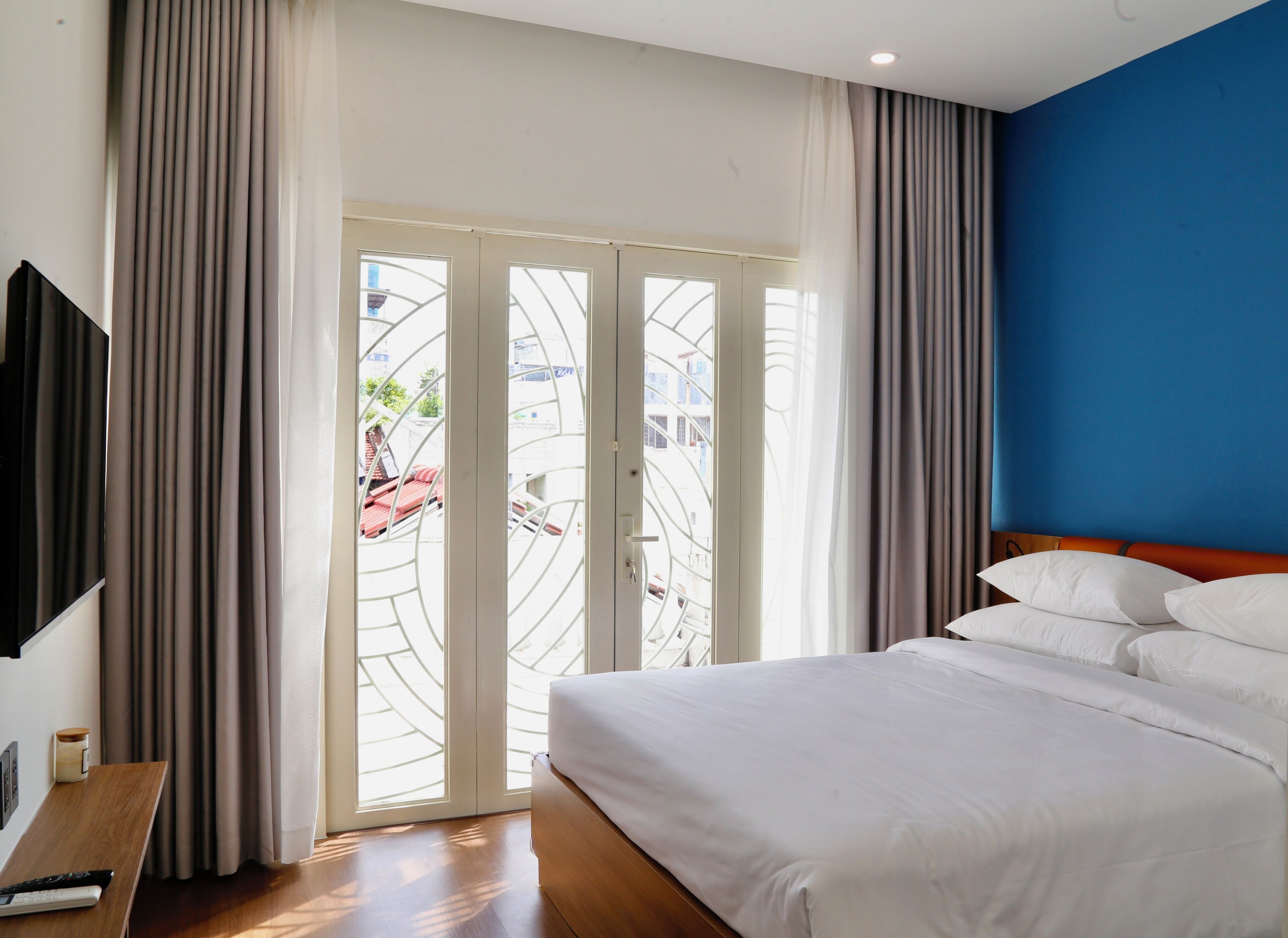 Deluxe Studio, Balcony | In-room safe, desk, laptop workspace, blackout drapes