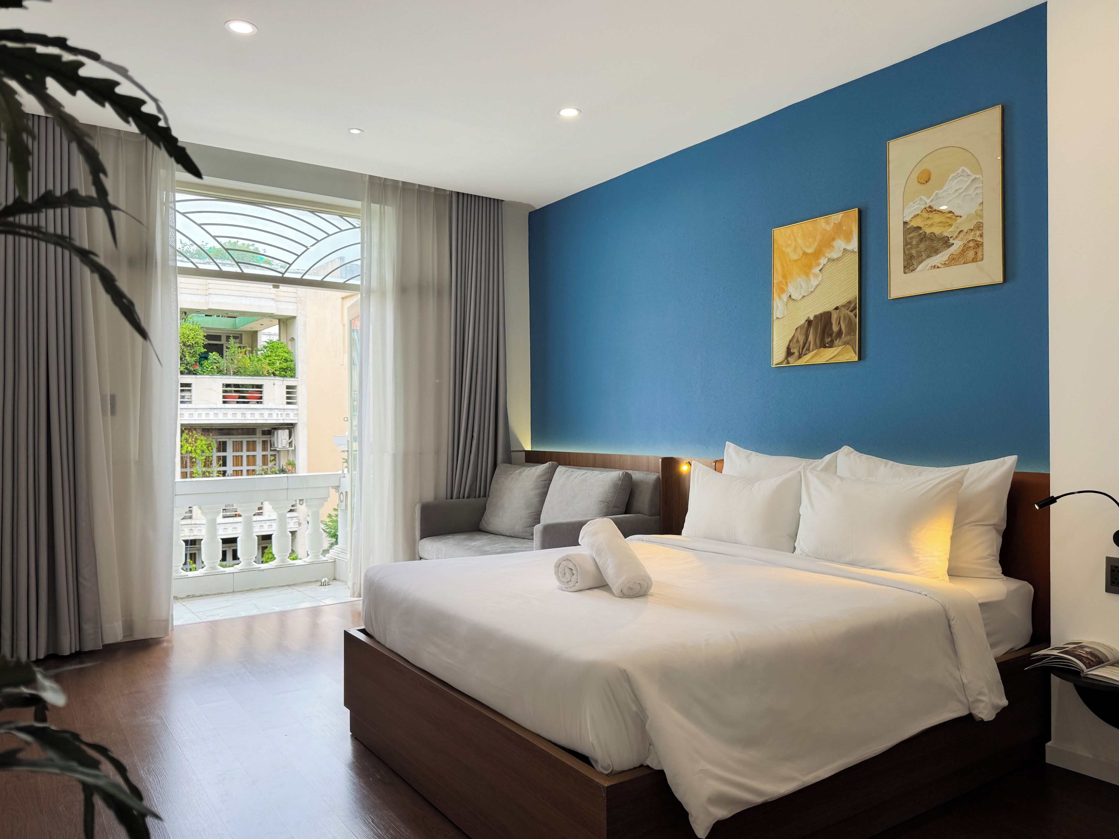 Deluxe Studio | Bathroom | Shower, free toiletries, hair dryer, slippers