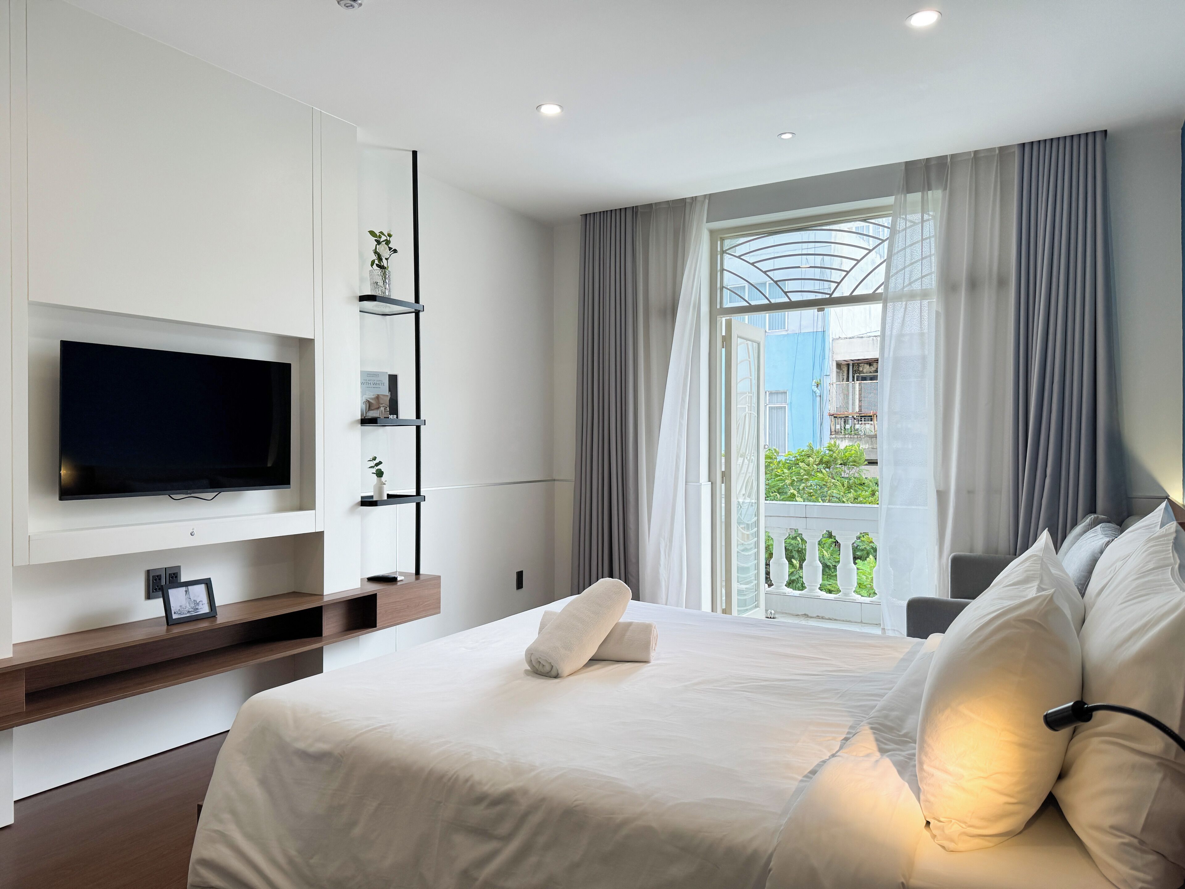 Deluxe Studio | Bathroom | Shower, free toiletries, hair dryer, slippers