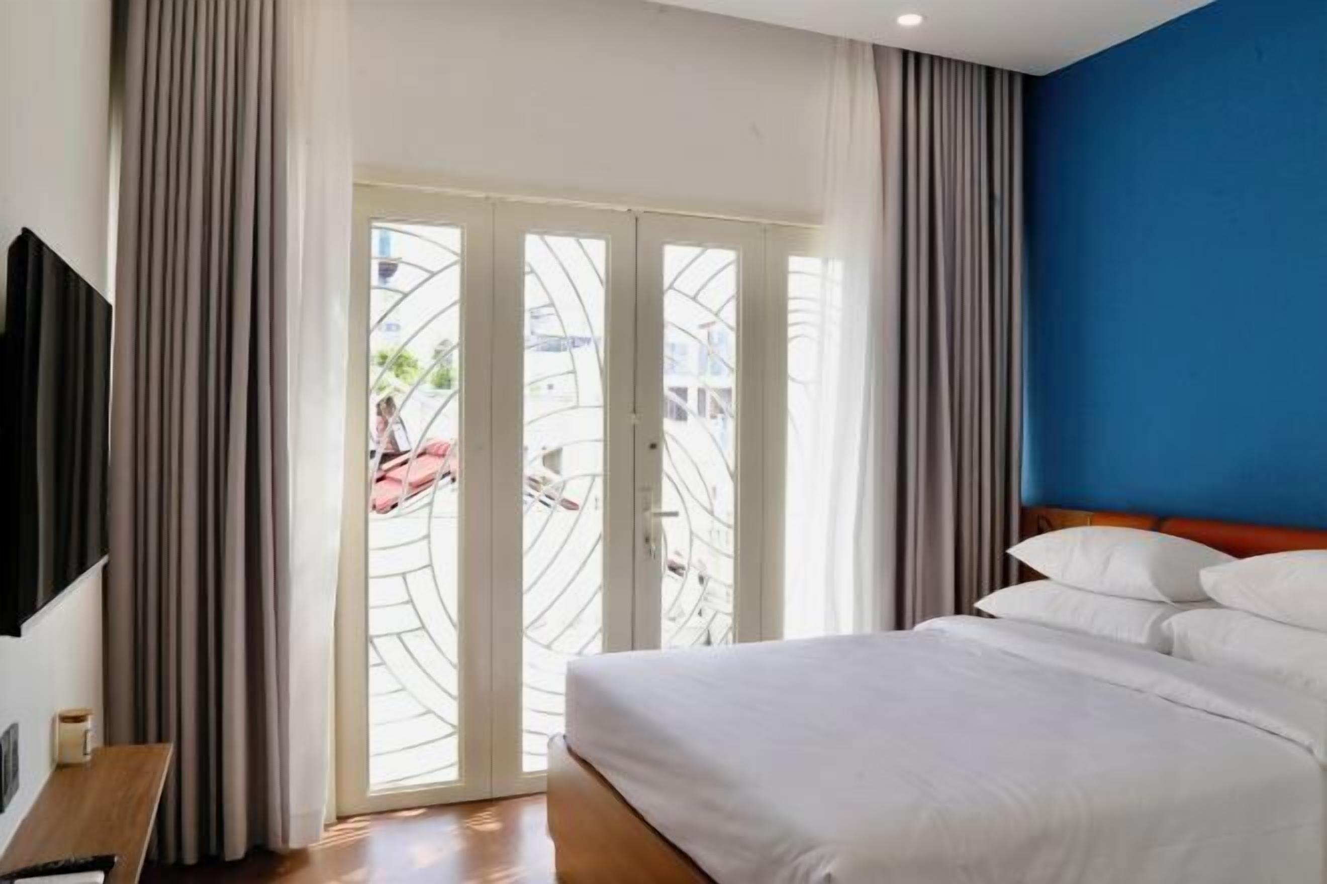 In-room safe, desk, laptop workspace, blackout drapes