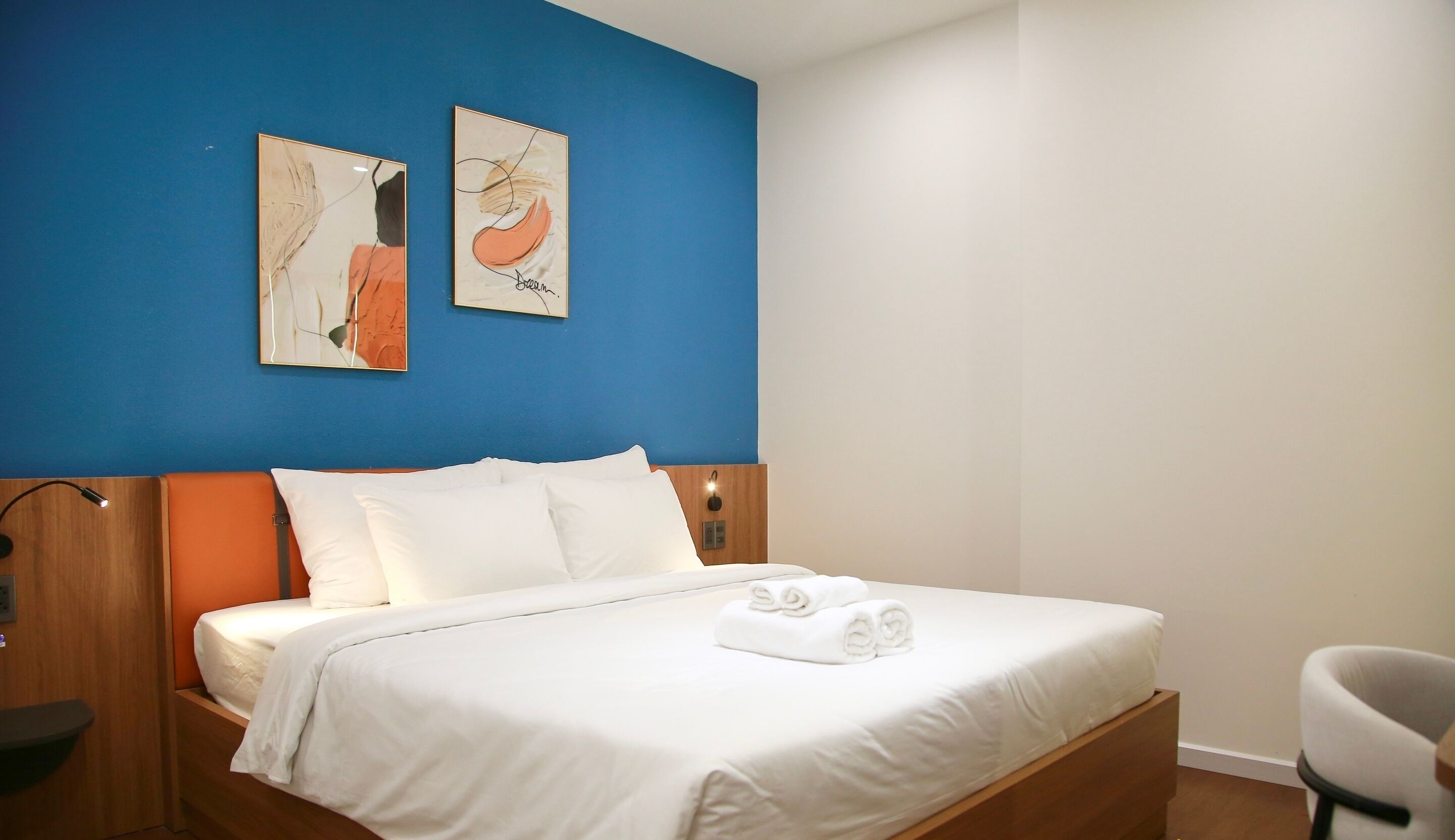 Basic Studio, Ground Floor | In-room safe, desk, laptop workspace, blackout drapes