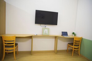 Interior - Cozy, Clean, Quiet, budget, 10 mins from the airport (Hồ Chí Minh)