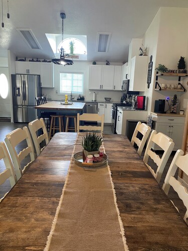 Spacious 4-bedroom house at base of Bloomington Canyon with WiFi, Portable AC