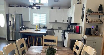 Spacious 4-bedroom house at base of Bloomington Canyon with WiFi, Portable AC