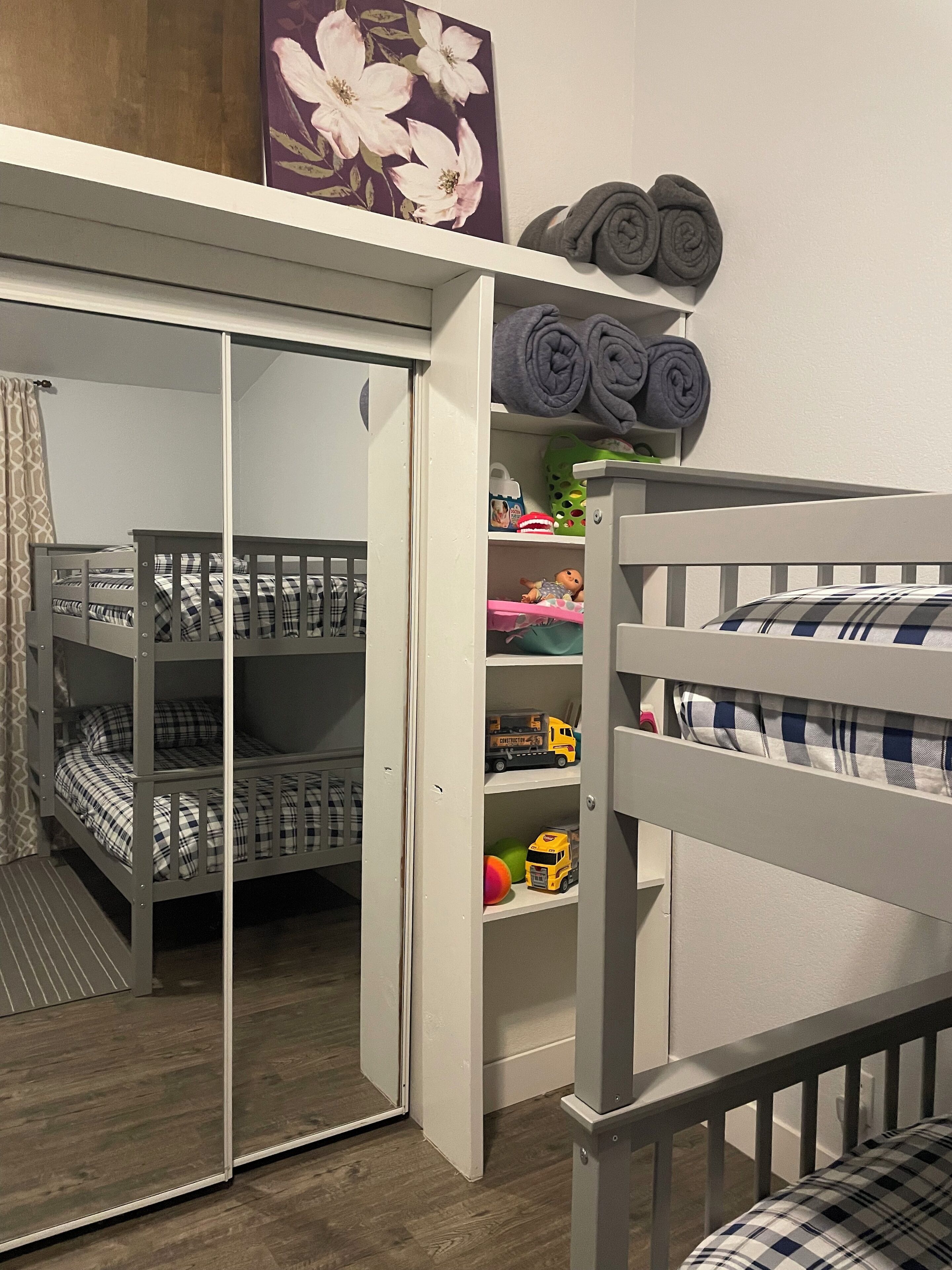 4 chambres, bureau, fer et planche à repasser, lit parapluie