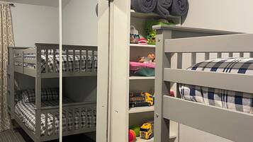 4 chambres, bureau, fer et planche Ă repasser, lit parapluie