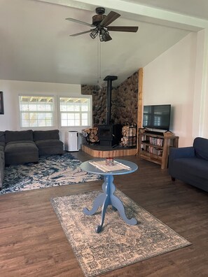 Smart-TV, Kamin, DVD-Player, Tischfußball