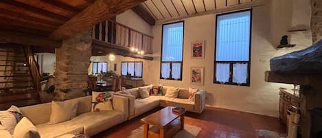 TV, fireplace, stereo