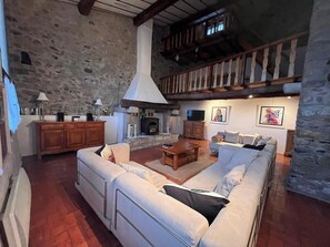 Fernseher, Kamin, Stereoanlage