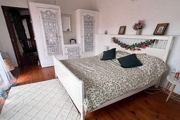 3 habitaciones, tabla de planchar con plancha, wifi y ropa de cama 