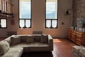 Televisor, llar de foc i estèreo