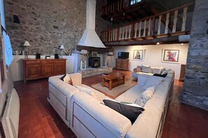 Televisión, chimenea, estéreo