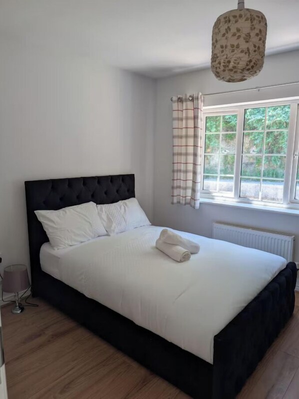 3 bedrooms, WiFi, bed sheets, wheelchair access - Enbrook Valley House - 3 Bedrooms, Folkestone (Folkestone)