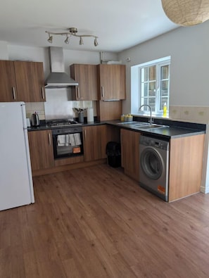 Fridge, microwave, oven, stovetop - Enbrook Valley House - 3 Bedrooms, Folkestone (Folkestone)