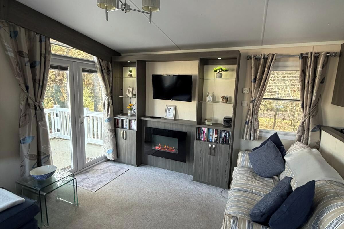 Una televisión, una chimenea, un reproductor estéreo