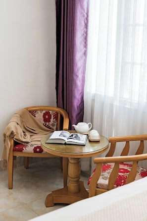 Schreibtisch, Verdunkelungsvorhänge, schallisolierte Zimmer