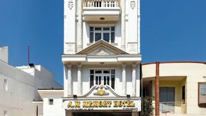 A white building with a balcony and a sign that reads "A.M. MEMORY HOTEL." - AM MEMORY CENTRE HOTEL (Xuan Huong - Da Lat)