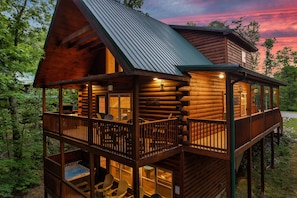 Exterior - Amazing Family Getaway! Pool/ HotTub/ FirePit/ Close to Downtown Pigeon Forge! (Sevierville)