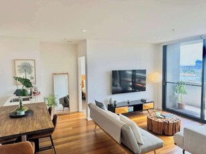 Smart-tv, ett musikbibliotek, ett filmbibliotek och en stereo