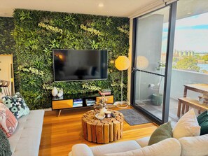 TV connectée, chaîne hi-fi, espaces bureaux