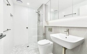 Shower, eco-friendly toiletries, hair dryer, towels - Newcastle Marina View, 2 Bed, 2 Bath, Car Parking (Wickham)