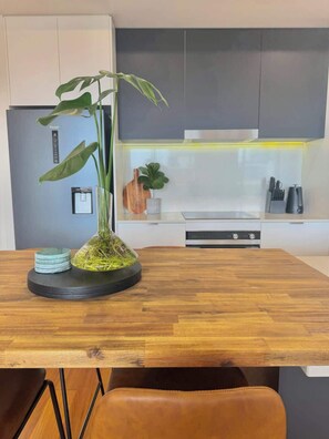 Kylskåp, mikrovågsugn, ugn och spishäll