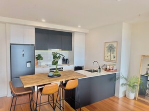 Jääkaappi, mikroaaltouuni, uuni, liesi