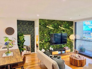 TV connectée, chaîne hi-fi, espaces bureaux