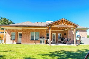 Exterior - Spacious 3-Bedroom Retreat in Corinth, Texas. with a private backyard, playground, BBQ patio, and fully equipped kitchen. Just minutes from Lake Lewisville, Oakmont Golf Course, and a short drive to Dallas, Plano, and McKinney. (Corinth)