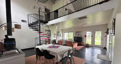 Nature Retreat@Eclectic CountryBoho Farmhouse