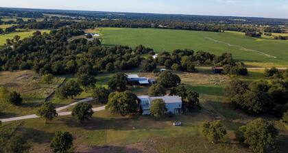 Nature Retreat@Eclectic CountryBoho Farmhouse