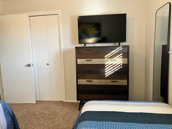 4 habitaciones, tabla de planchar con plancha y cuna de viaje