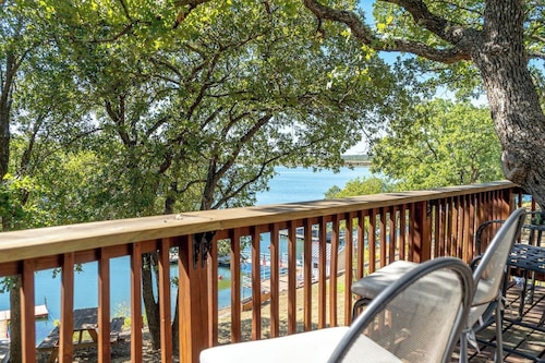 Lakefront | Dock | Fire pit | Sleeps 8