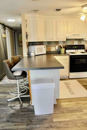 Køleskab, mikrobølgeovn, ovn, kogeplade