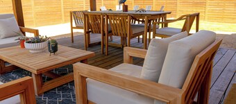 Stylish 3BR Southwest home for 6 near wineries, dining, and breweries. Features a chef’s kitchen, spacious living area, washer/dryer, and a private backyard with a unique guitar-shaped fire pit.