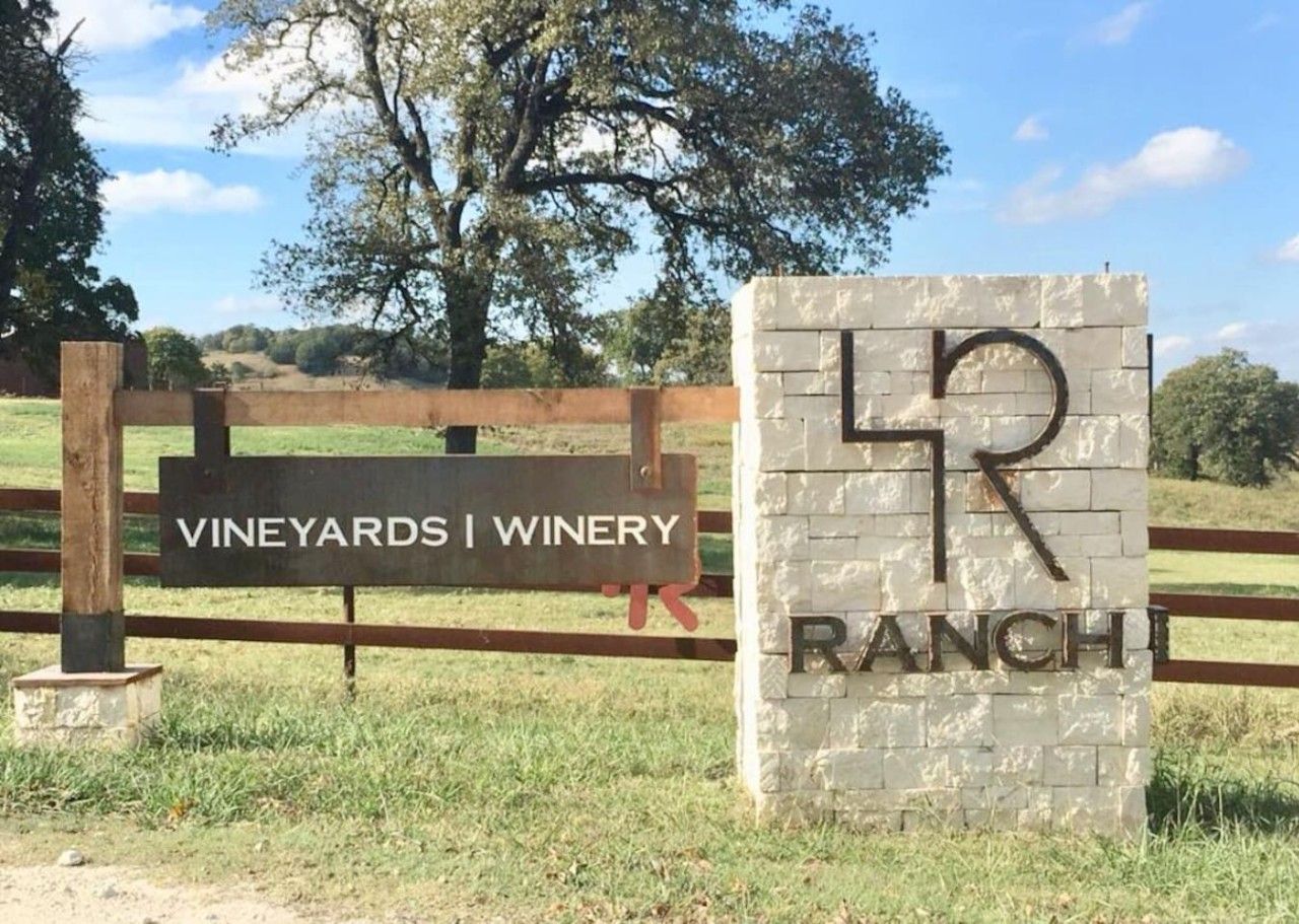 Panneau indiquant un domaine viticole | Exploitation viticole avec une clôture en bois rustique et un panneau en pierre.