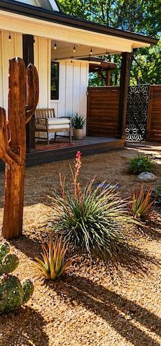 Stylish 3BR Southwest home for 6 near wineries, dining, and breweries. Features a chef’s kitchen, spacious living area, washer/dryer, and a private backyard with a unique guitar-shaped fire pit.