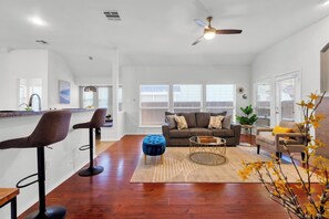 TV, fireplace, offices - Spacious, pet-friendly Frisco–McKinney home | Sleeps 9<br>3 bedrooms + flex room, 2 baths, 2 living areas, office spaces, fast Wi-Fi, and a full kitchen with island. Minutes from Craig Ranch, PGA, The Star, shopping, and dining—perfect for families o (McKinney)