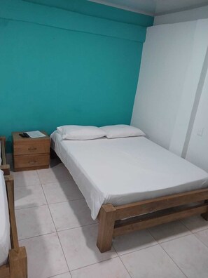 1 dormitorio, tabla de planchar con plancha, wifi y ropa de cama