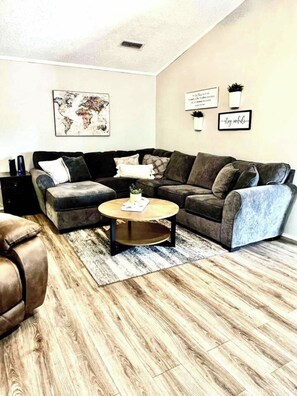 TV, offices - Texan Tranquility Retreat (Lewisville)