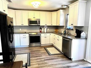 Fridge, microwave, oven, stovetop - Texan Tranquility Retreat (Lewisville)