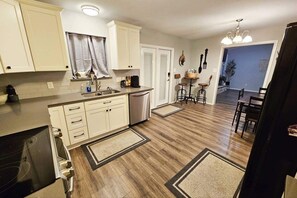 Fridge, microwave, oven, stovetop - Texan Tranquility Retreat (Lewisville)