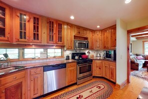 Fridge, oven, stovetop, dishwasher - Vermont Meets Yellowstone at Lincoln Peak (Warren)