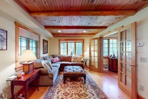 TV, fireplace - Vermont Meets Yellowstone at Lincoln Peak (Warren)