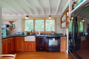 Frigorifero, microonde, forno, piano cottura