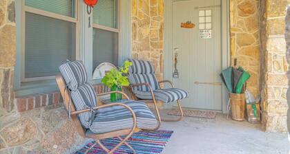 Cozy 2BR/2BA retreat for 4 near top Saint Jo wineries. Features a full kitchen, workspace, fast Wi-Fi, washer/dryer, and a peaceful private patio. Perfect for wine getaways, couples, or relaxing escapes.