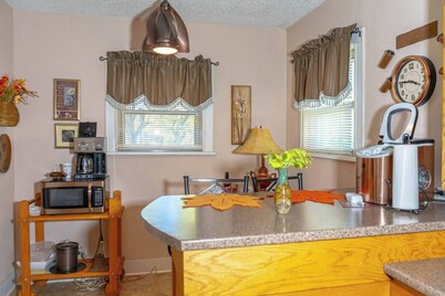 Stylish 2BR Cottage | Patio Views + Near Wineries