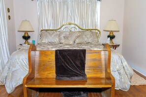 2 dormitorios, tabla de planchar con plancha, ropa de cama