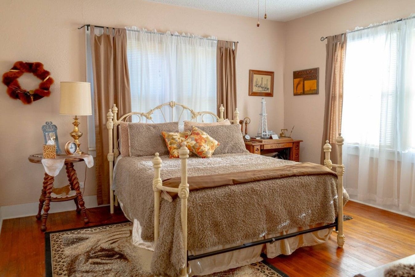 2 dormitorios, tabla de planchar con plancha, ropa de cama