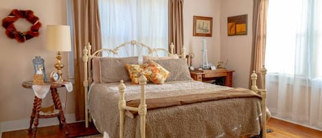 2 bedrooms, desk, iron/ironing board, WiFi